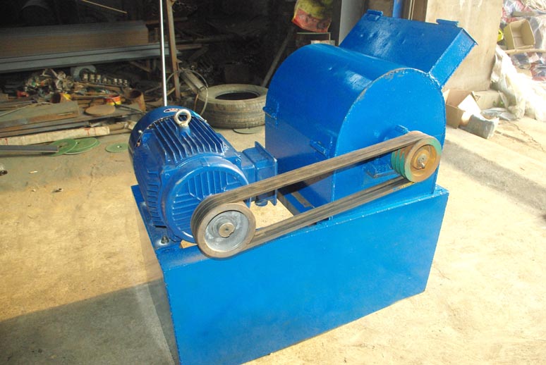 粉餅機(jī)，碎餅機(jī)，大餅打碎機(jī)，花生茶籽大豆餅粉碎機(jī)